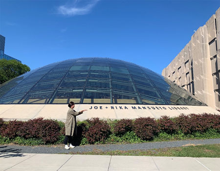 Joe and Rika Mansueto Library 사진