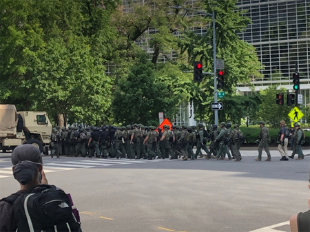 [시위 진압을 위해 주둔해 있는 National Guards]